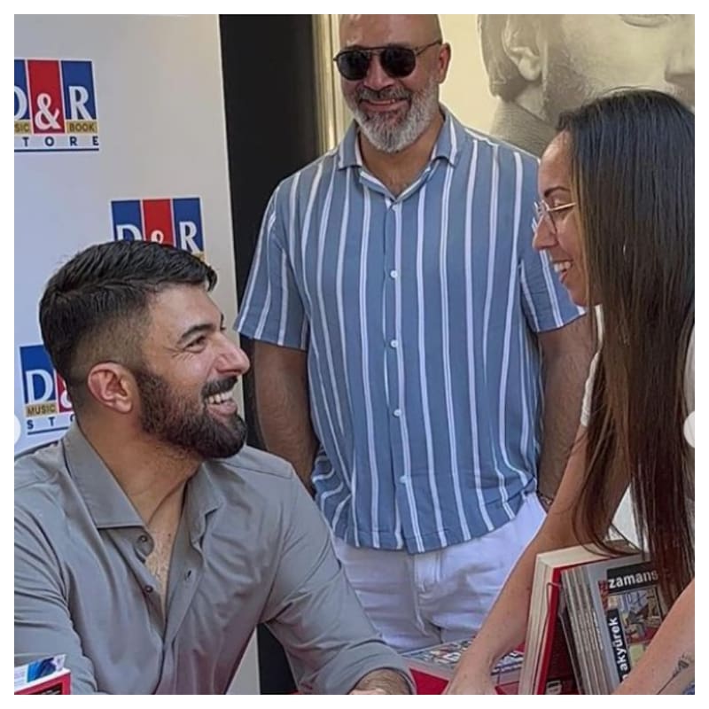 Engin Akyürek lanzó este sábado ante centenares de seguidores su segunda obra literaria: “Zamansiz” (Atemporal).