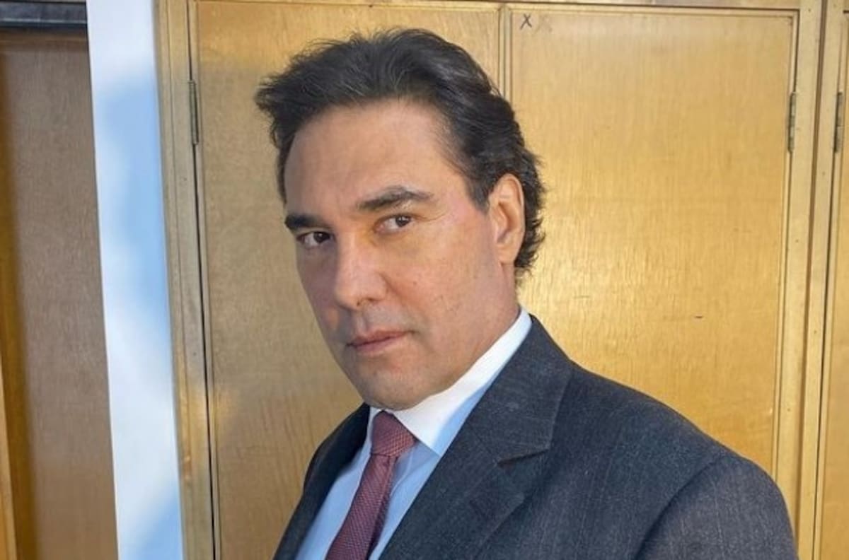 ¿A quién le envía Eduardo Yáñez sus enigmáticos mensajes?