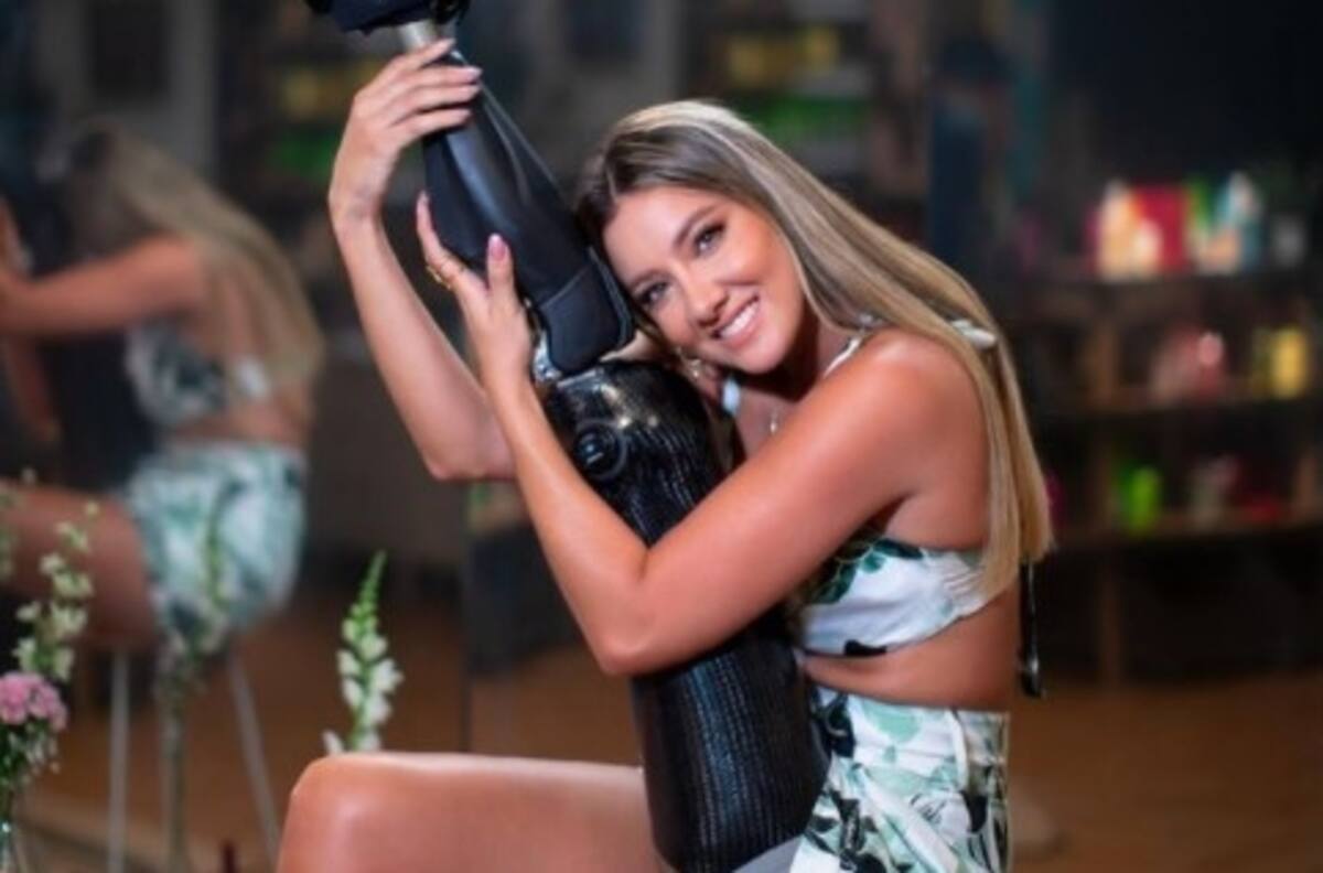 Daniella Álvarez prueba una nueva prótesis en compañía de Daniel Arenas