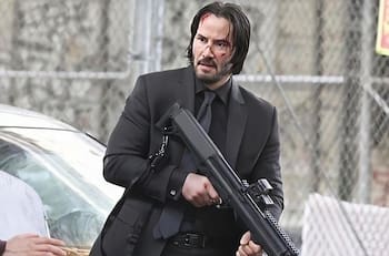 Keanu Reeves, el buen samaritano; captan al actor cargando equipo de producción de 'John Wick 4'