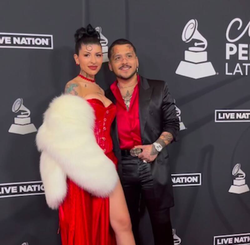 Nodal y Cazzu posan en Latin Grammy. - Créditos: Instagram