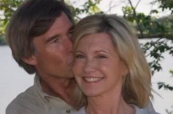 Viudo de Olivia Newton John relata los últimos días de la cantante antes de morir