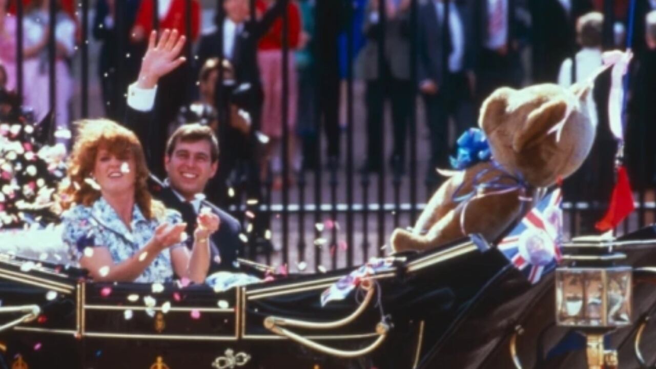 Príncipe Andrés, Sarah Ferguson y un gran peluche en un carruaje.