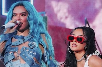 Así bailaron y cantaron madres de Karol G y Becky G en show de sus hijas en Coachella