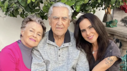 Papá de Kate del Castillo entrega anillo de compromiso a su esposa tras 53 años juntos