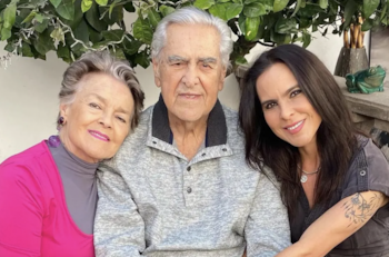 Papá de Kate del Castillo entrega anillo de compromiso a su esposa tras 53 años juntos