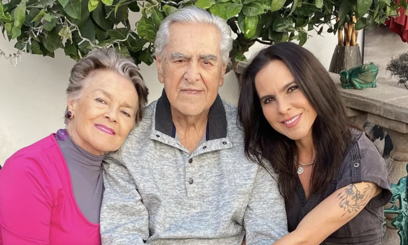 Papá de Kate del Castillo entrega anillo de compromiso a su esposa tras 53 años juntos - Créditos: Instagram