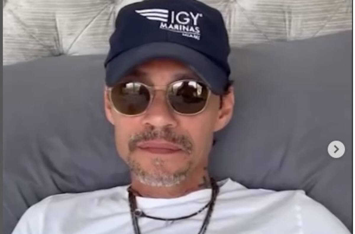 Marc Anthony, visiblemente afectado, explica su problema de salud mientras yace en una cama