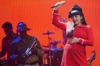 Mon Laferte graba con mujeres de Oaxaca una canción dedicada a las reclusas de una cárcel chilena