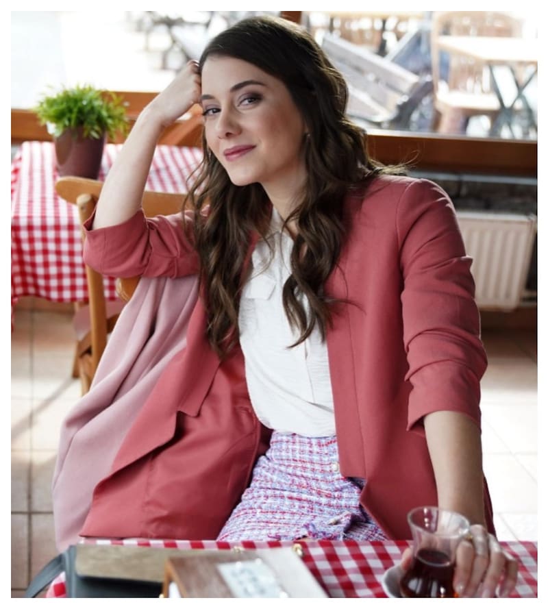 Beril Pozam interpreta a Idil, la mujer que de alguna manera es antagonista de Haziran por su amor a Poyraz.