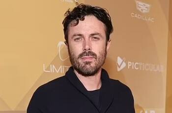 Hermano de Ben Affleck pasea dichoso con novia a la que le duplica la edad