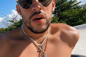 Bad Bunny recibe el verano con imperdible baile en la playa