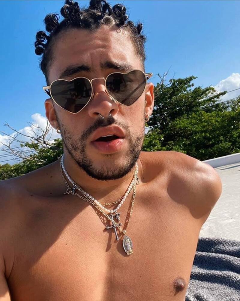 Bad Bunny no pierde el tiempo en la playa - Créditos: Facebook