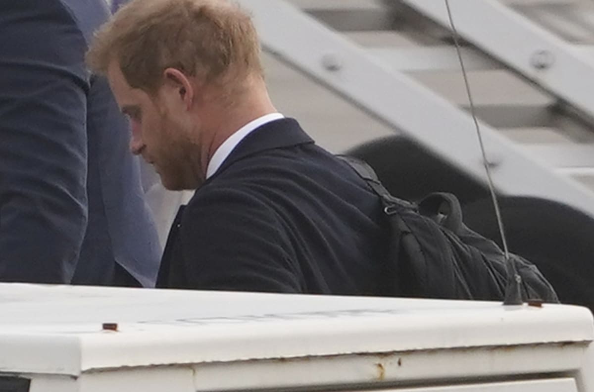 Captan al príncipe Harry siendo consolado tras la muerte de su abuela