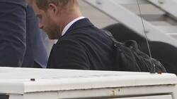 Captan al príncipe Harry siendo consolado tras la muerte de su abuela