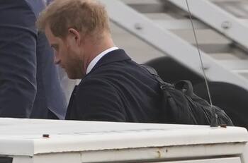 Captan al príncipe Harry siendo consolado tras la muerte de su abuela