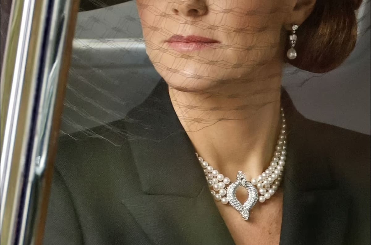 Kate Middleton vuelve a lucir joyas de la reina Isabel II en el servicio fúnebre de la monarca
