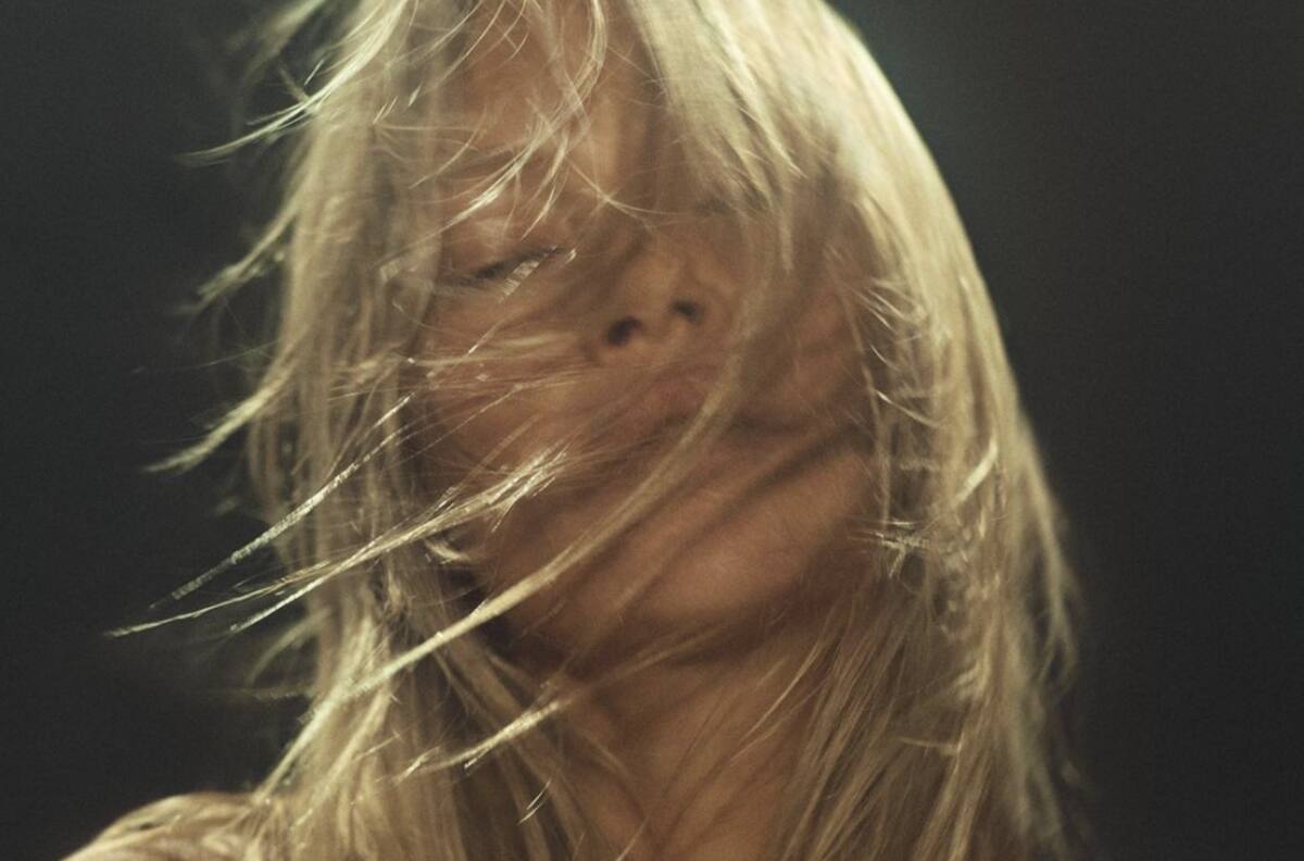 Kate Moss se despoja de la ropa para presentar su nuevo proyecto personal