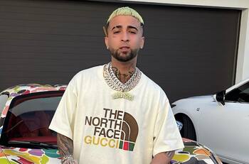 El cantante cubano Ovi presume lujosa corona de oro de casi un kilogramo