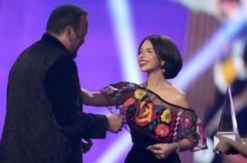 Ángela Aguilar deslumbra en Las Vegas luciendo un ajustado vestido; Pepe Aguilar guarda silencio