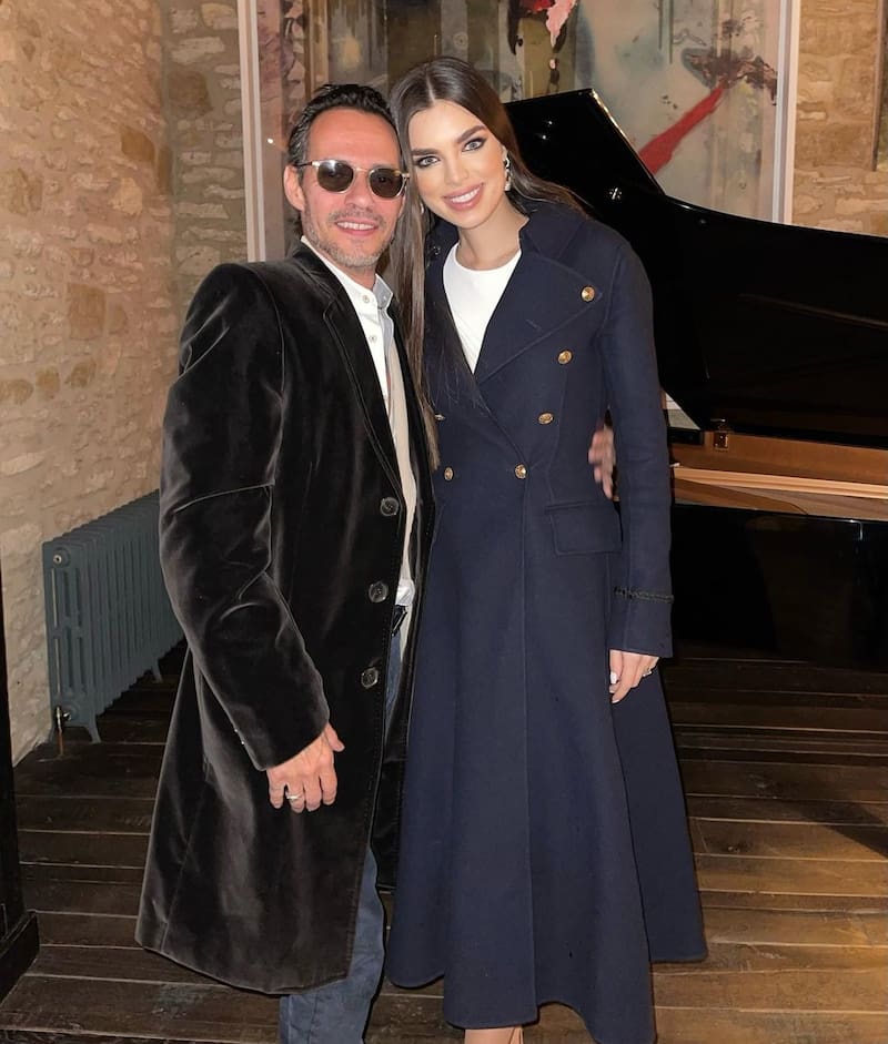 Ferreira utilizó un vestido que escondía su vientre y Marc Anthony no paró de sonreír - Créditos: Instagram