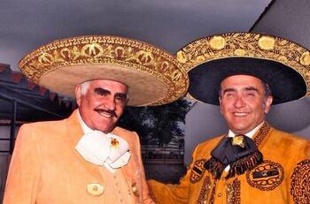 Vicente Fernández Jr., aclara que su afamado padre sigue vivo pero está grave