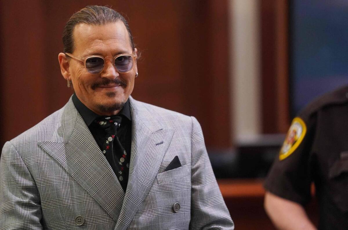 Johnny Depp imita al capitán Jack Sparrow y los fanáticos enloquecen
