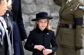 Princesa Charlotte rinde tierno homenaje a la reina Isabel II con una de sus primeras joyas