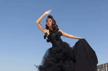 Miss Universo luce impactante vestido con rosas negras previo a su viaje a Filipinas