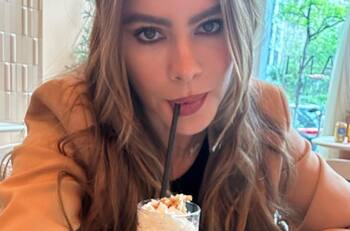 Sofía Vergara luce su espectacular cuerpo en un microbikini a sus 50 años