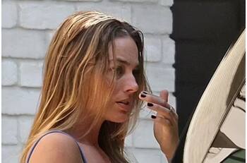 Margot Robbie sale de la casa de Cara Delevingne entre sollozos y pastillas en mano