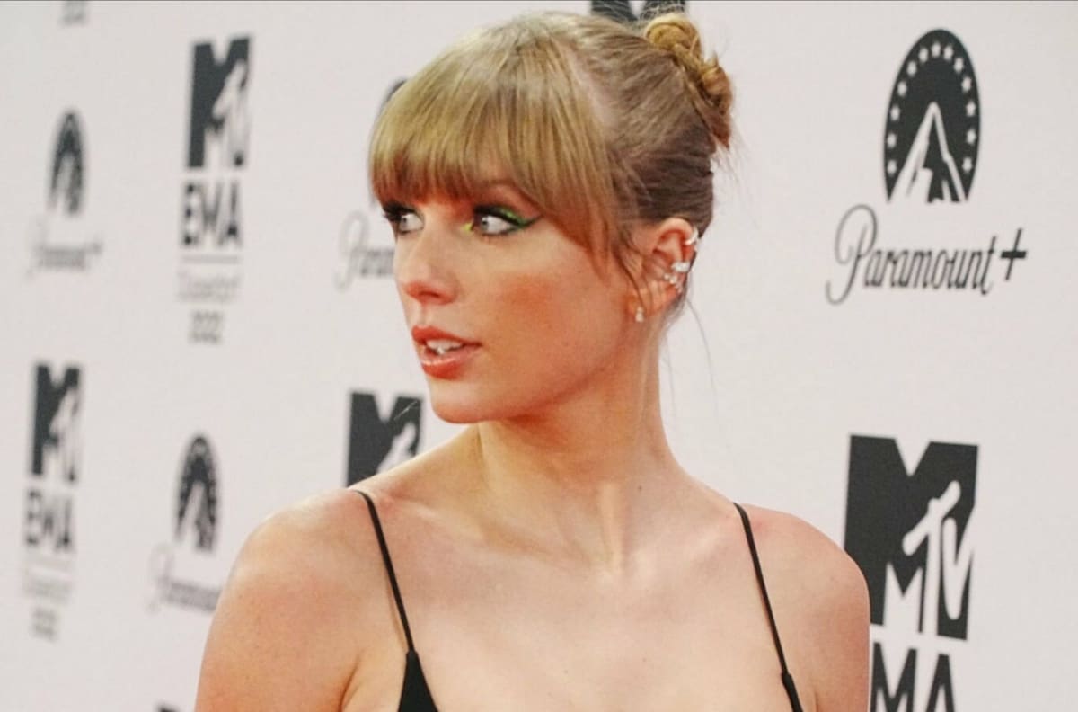 Taylor Swift deslumbró con sensual vestido en los MTV EMA 2022