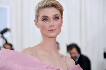 Actriz que interpreta a Lady Di golpea la mesa y pide el fin a los prejuicios