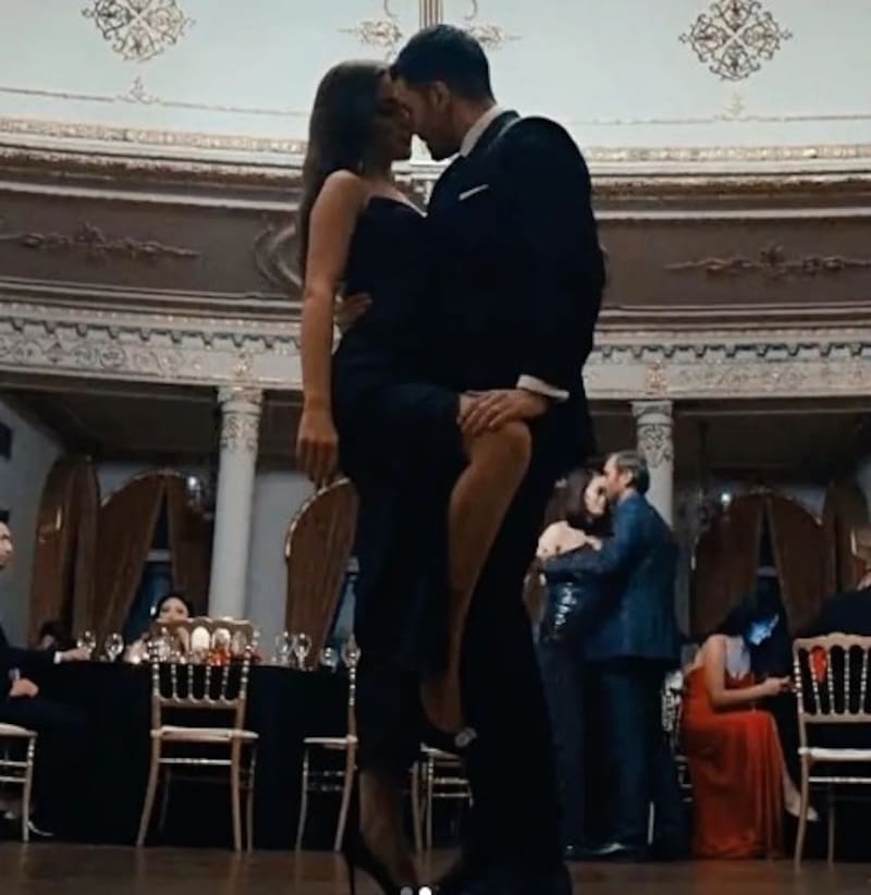 Akin Akinözü protagoniza apasionado baile con nueva pareja televisiva y lidera ranking en redes Umut y Günes en una escena ardiente - Créditos: Instagram