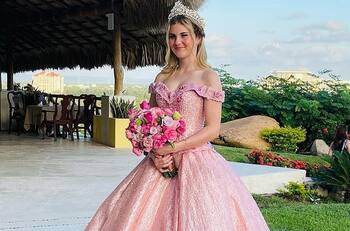 Hija de Michelle Vieth lució un espectacular vestido para celebrar sus 15 años