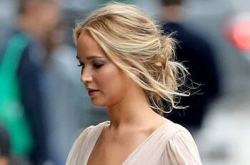 Jennifer Lawrence se encuentra en la calle a mujer con su mismo vestido y la reacción es imperdible