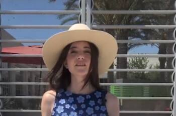 Actriz de ‘Zoey 101’ protestó frente a las oficinas de Nickelodeon por abuso infantil