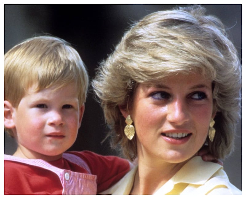 El príncipe Harry con su madre, la princesa Diana de Gales.