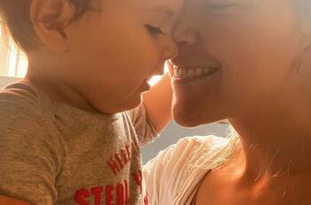 Fernanda Castillo muestra una tierna foto amamantando a su hijo y cautiva las redes