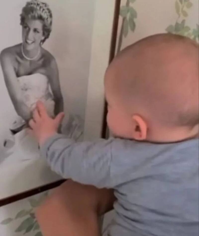 Las foto de Archie con su abuela Diana de Gales se convirtió en viral el sábado. - Créditos: Instagram