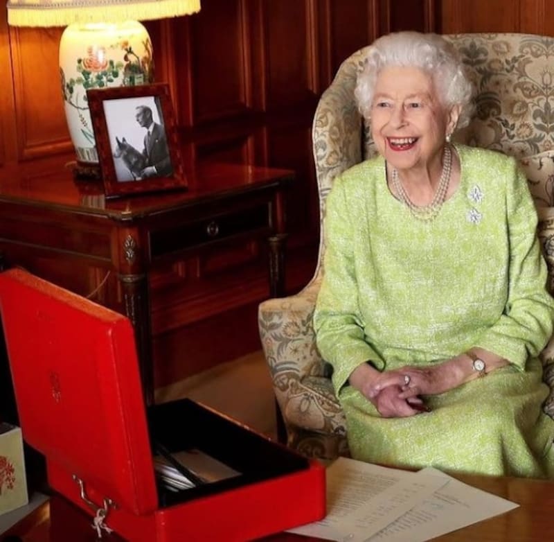 La Reina Isabel II ya puede moverse por donde quiera dentro del castillo de Windsor. - Créditos: Instagram