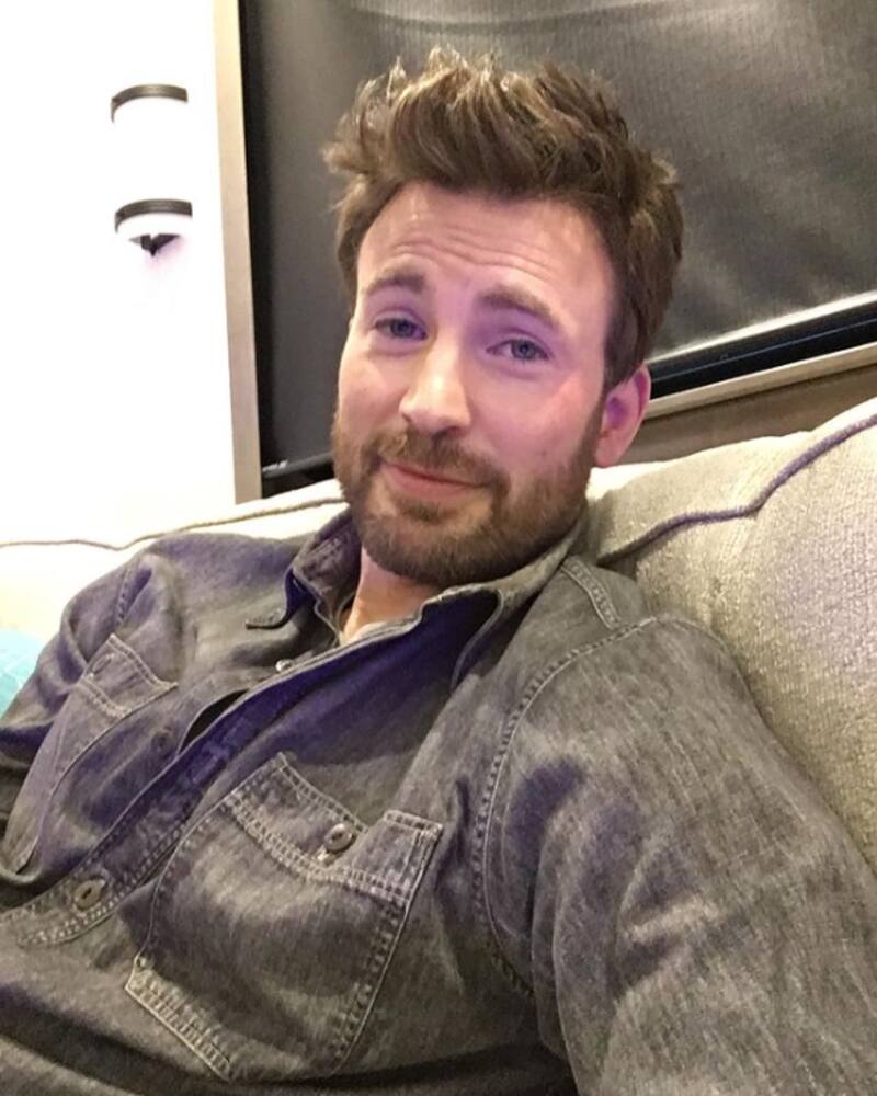 Chris Evans celebró el Día Internacional del Perro con tiernas fotografías junto a Dodger - Créditos: Instagram