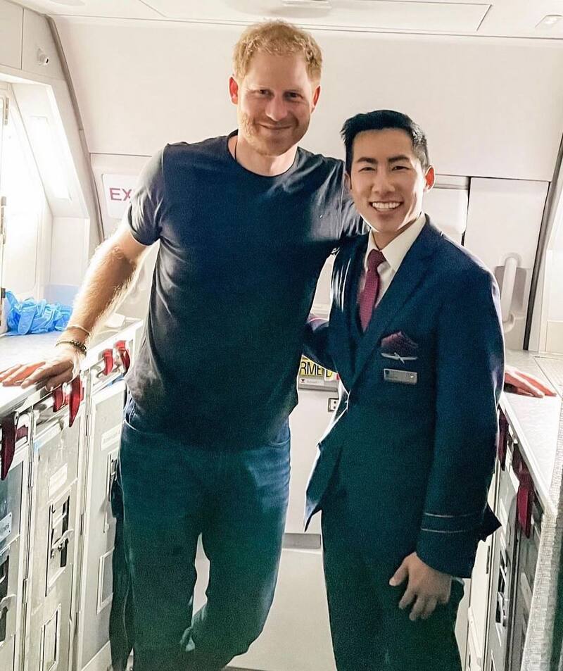 El hijo menor del rey Carlos y la princesa Diana se mostró muy accesible con un asistente de vuelo, con quien se tomó una foto.