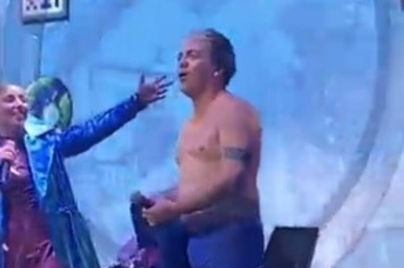 Internautas estallan contra Cristian Castro por quedarse casi desnudo en el escenario - Créditos: Instagram