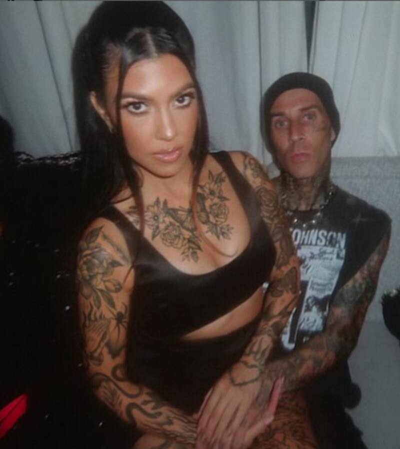 Kourtney Kardashian muestra un anillo con la palabra Travis - Créditos: Instagram