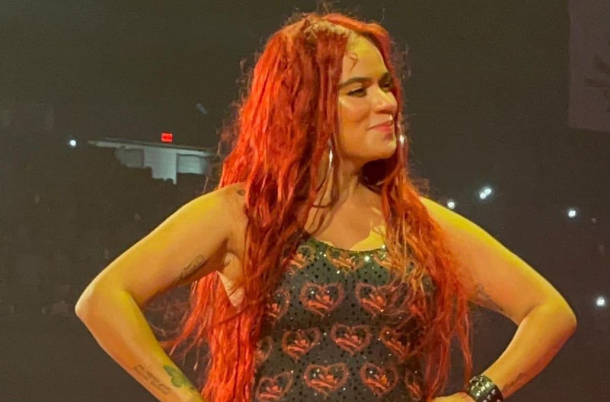 Karol G estrena un Ferrari en apertura de su gira por Estados Unidos