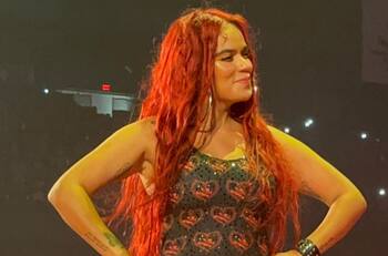 Karol G estrena un Ferrari en apertura de su gira por Estados Unidos