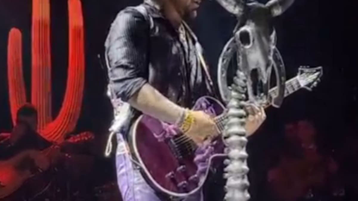 Avientan hielos a Christian Nodal en concierto y esta fue su reacción