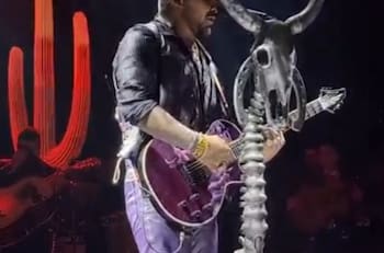 Avientan hielos a Christian Nodal en concierto y esta fue su reacción