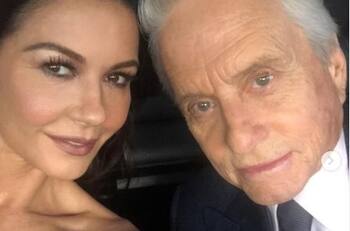 Catherine Zeta-Jones revela cómo baila Michael Douglas música electrónica para festejar San Valentín